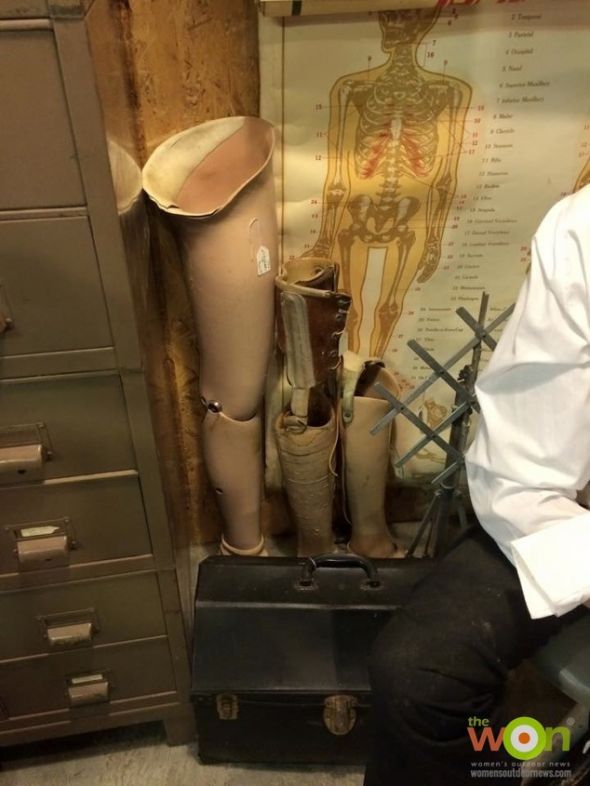 prosthetic-legs-antiques