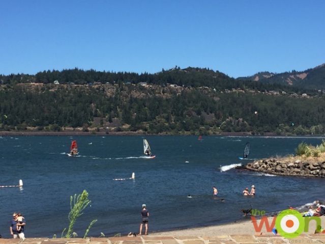 Gorge_Windsurfers