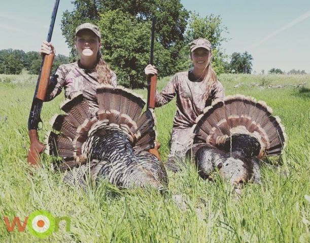 2-girls-hunting-turkeys