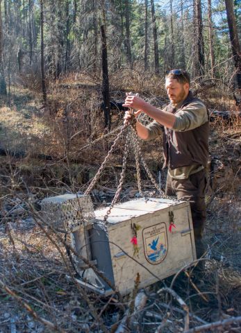 andy-dean-new-mexico-fish-and-wildlife-conservation-office-readies-an-areated-helitank-for-pickup-by-helicopter-mineral-creek-photo-craig-springer-usfws-re-sized