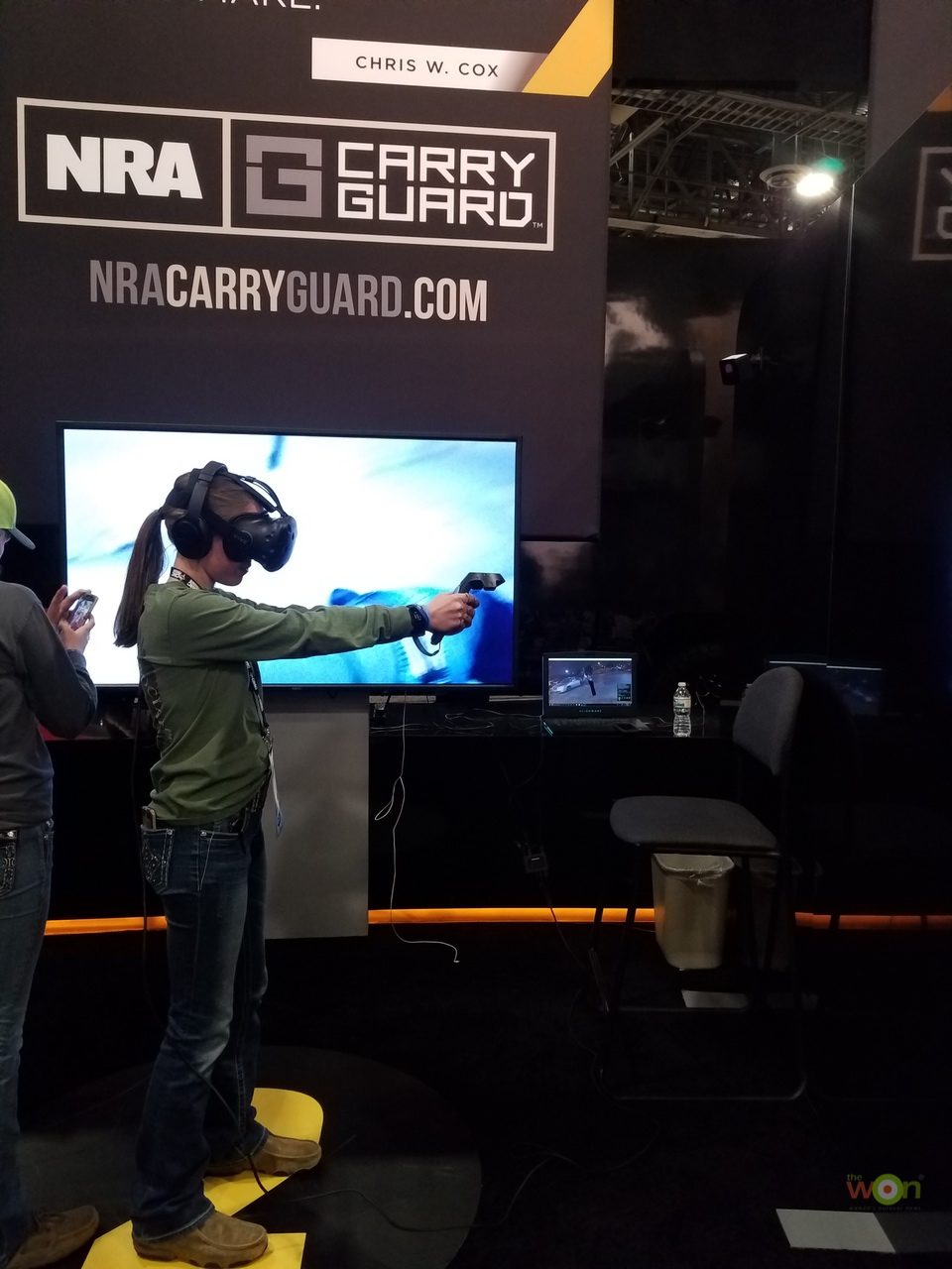 Virtual-Reality-2GirlsHunting SHOT Show