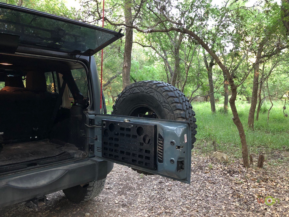 Smittybilt-Tailgate-Table-Jeep