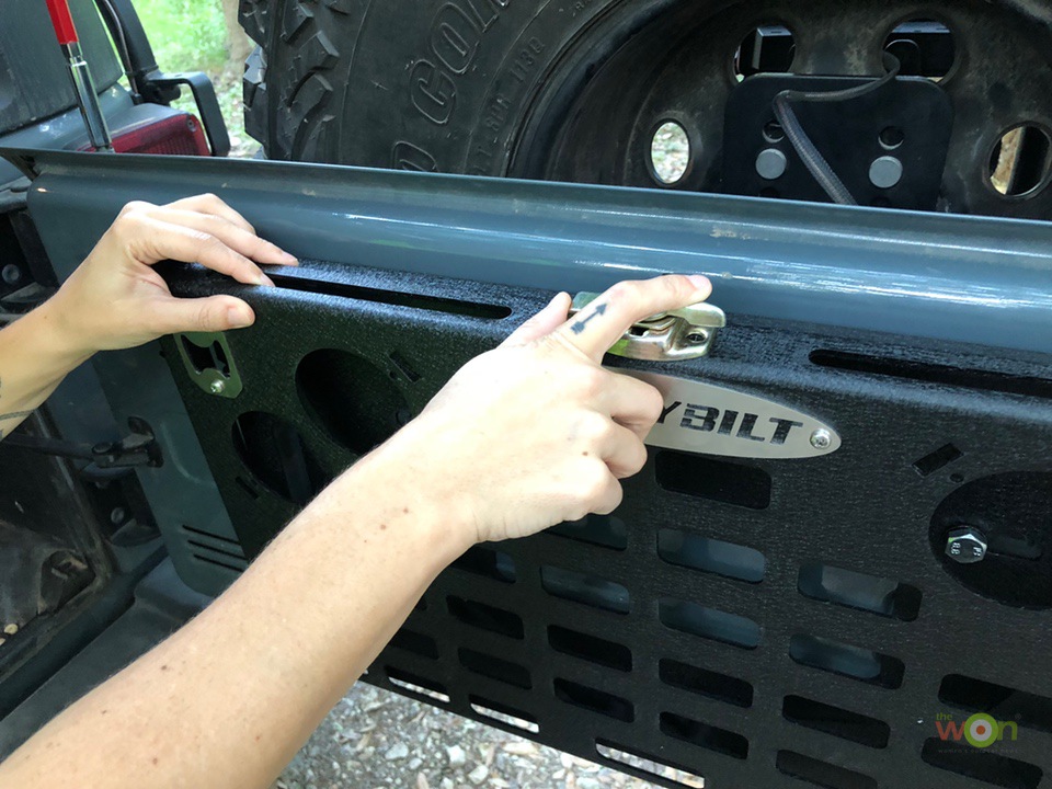 Smittybilt-Tailgate-Table-Lock