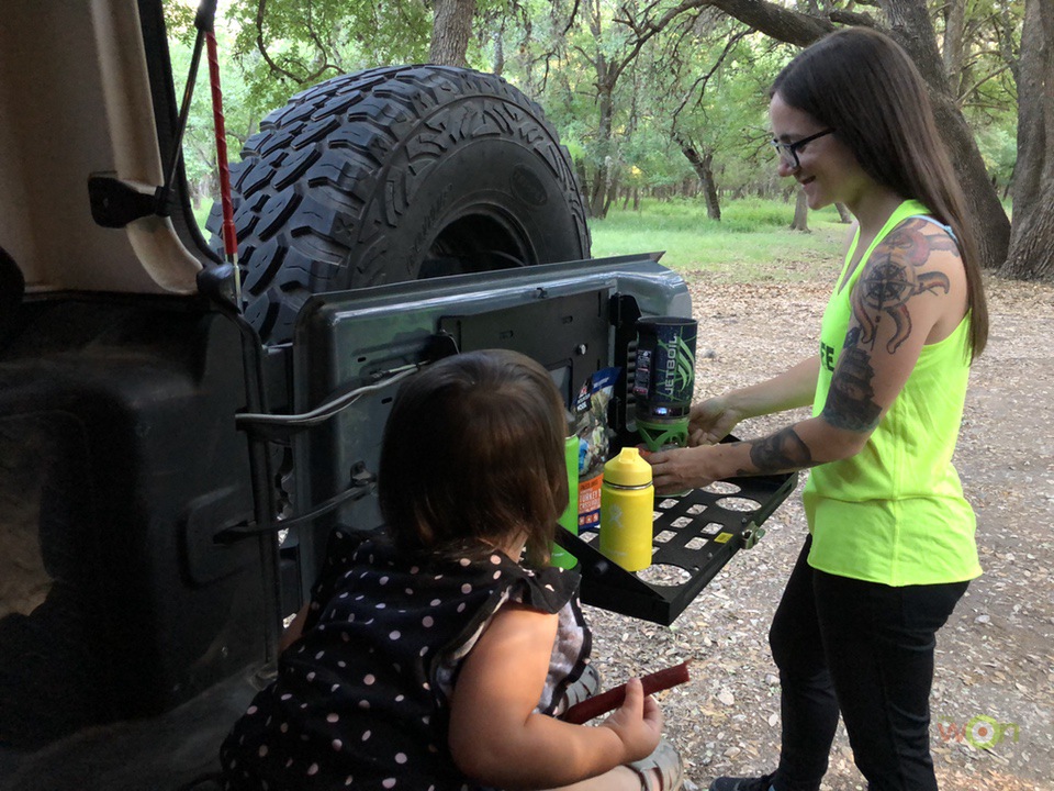 Smittybilt-Tailgate-Table-Using