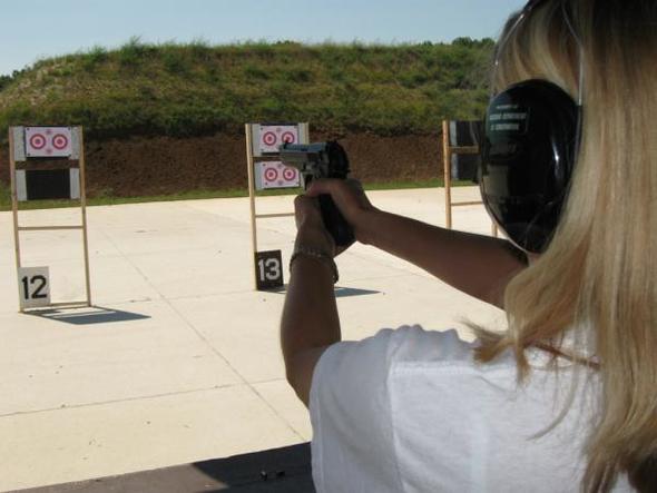 woman_shooting_handgun