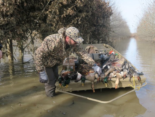 Charlie Holder from Sure Shots in Arkansas Duck Hunt