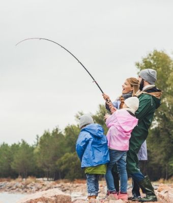 Family of 4 fishing Feature