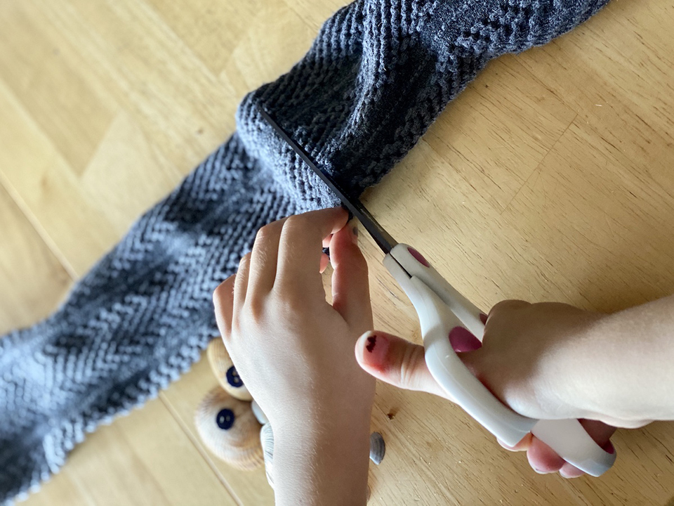 Cutting Old Tights to Cover Floral Round