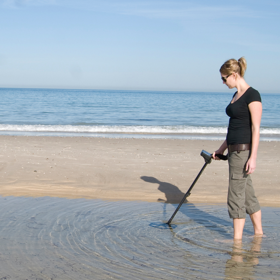 Minelab_E-TRAC Lifestyle_beach Metal Detecting