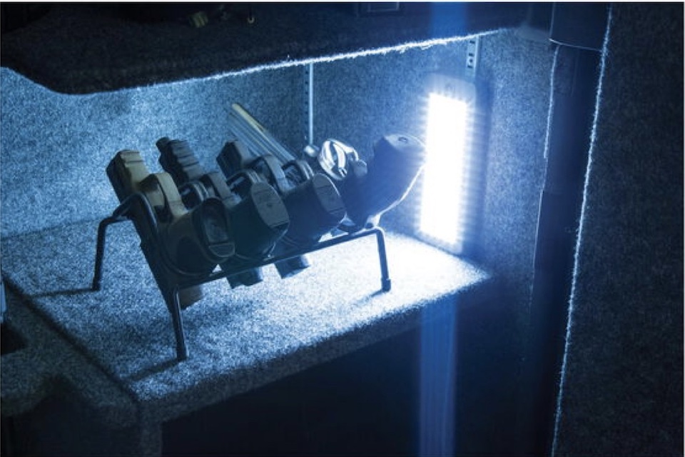 Lockdown cordless 75 LED vault light