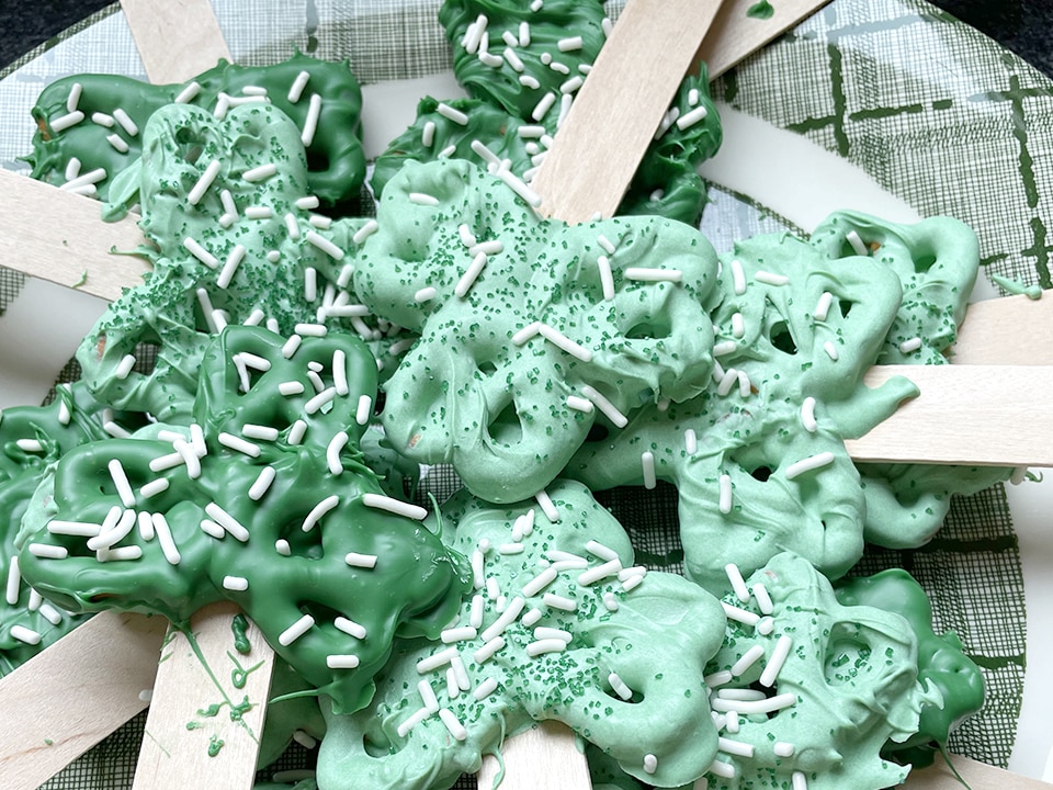 Finished Shamrock Pretzel Treats on plate