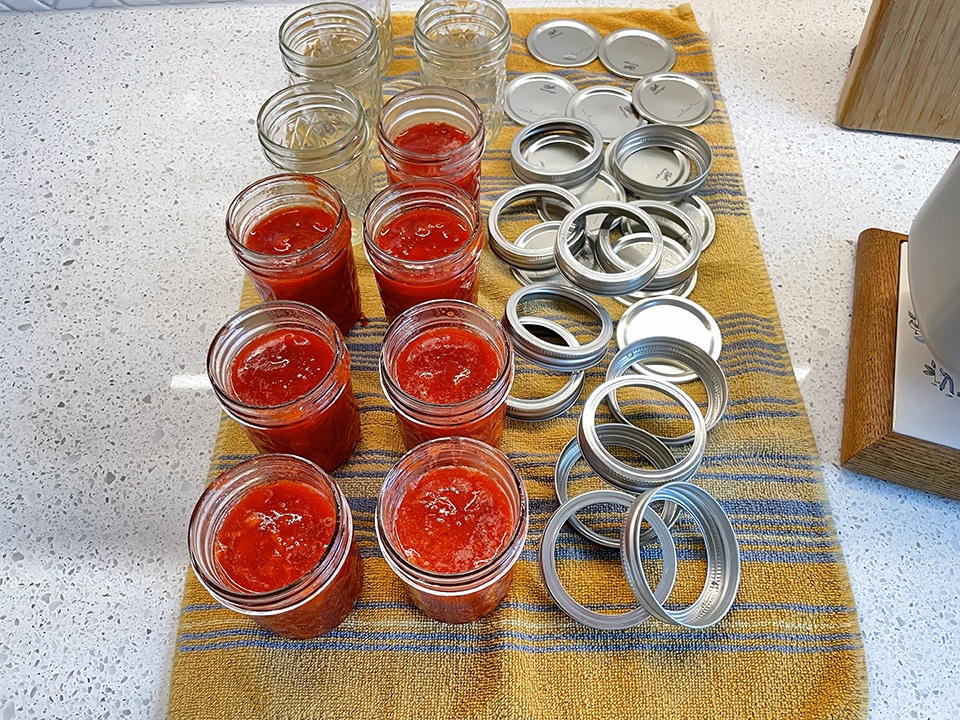 Filling jars with bread maker jam