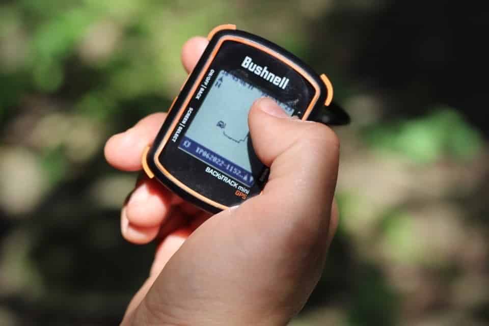 BUSHNELL Backtrack Mini GPS IN HANDS