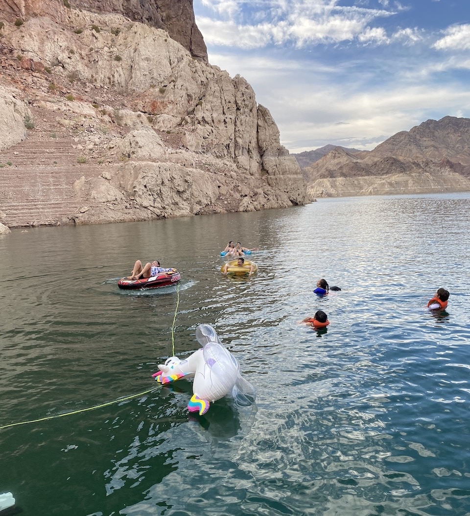 Summer fun houseboating at Lake Mead