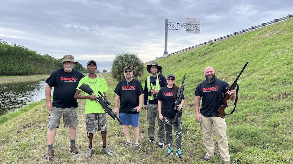 Crew hunting iguana in with gamo