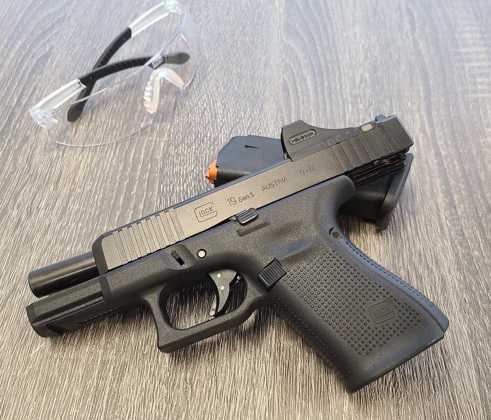 GLOCK 19 GEN 5 with Holosun optic