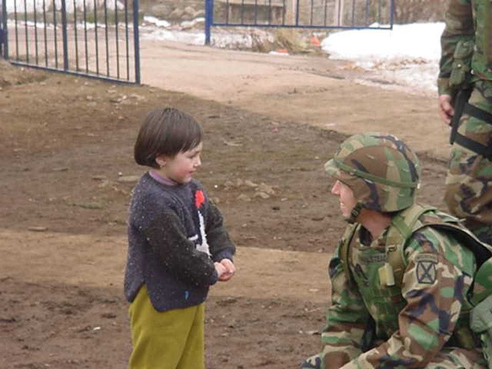 M6 w child Kosovo 2001 (Photo courtesy of Becky Halstead)