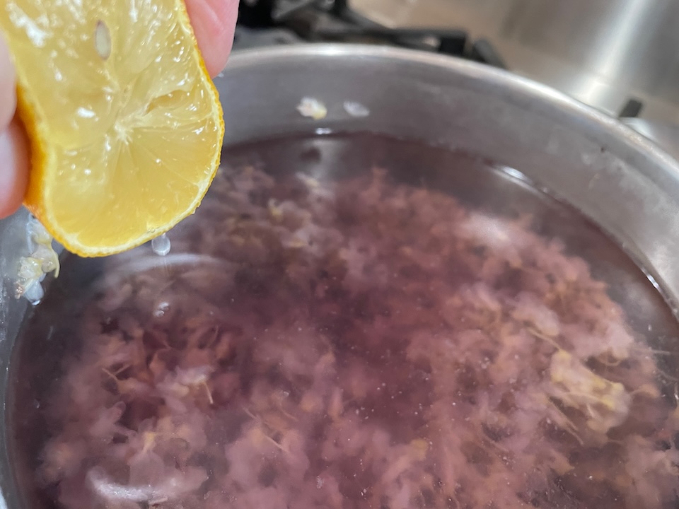 Adding lemon to tea