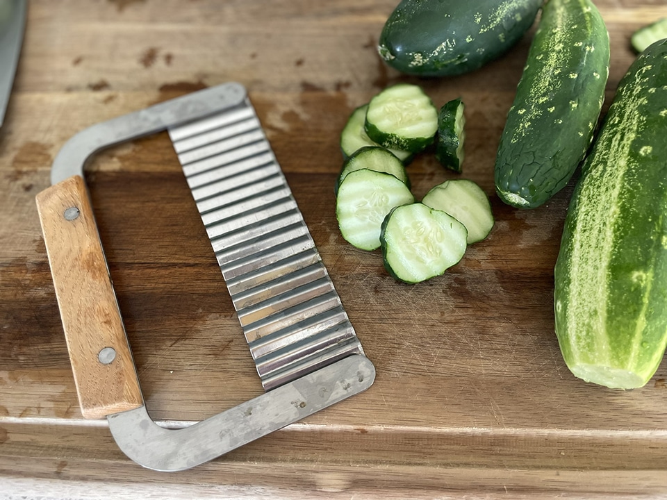 Cutting dill pickle chips