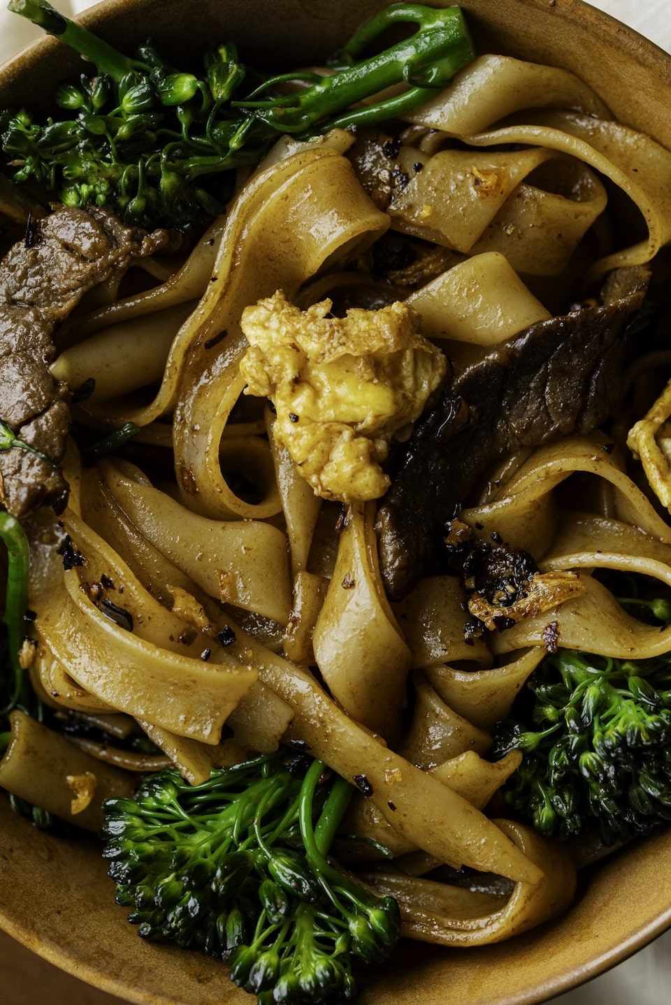 elk-pad-see-ew-with-chopsticks-in-brown-bowl