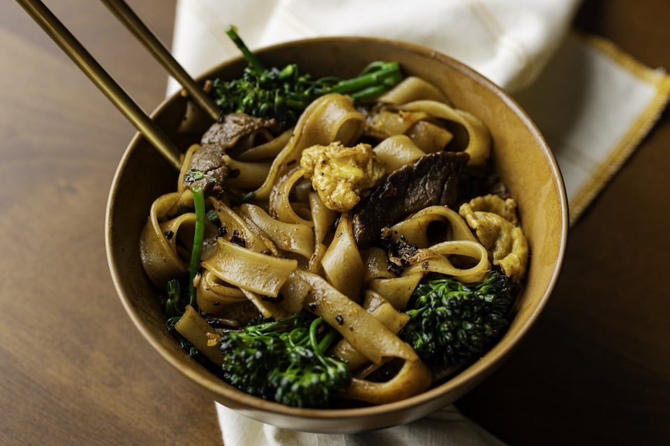 elk-pad-see-ew-with-chopsticks-in-brown-bowl