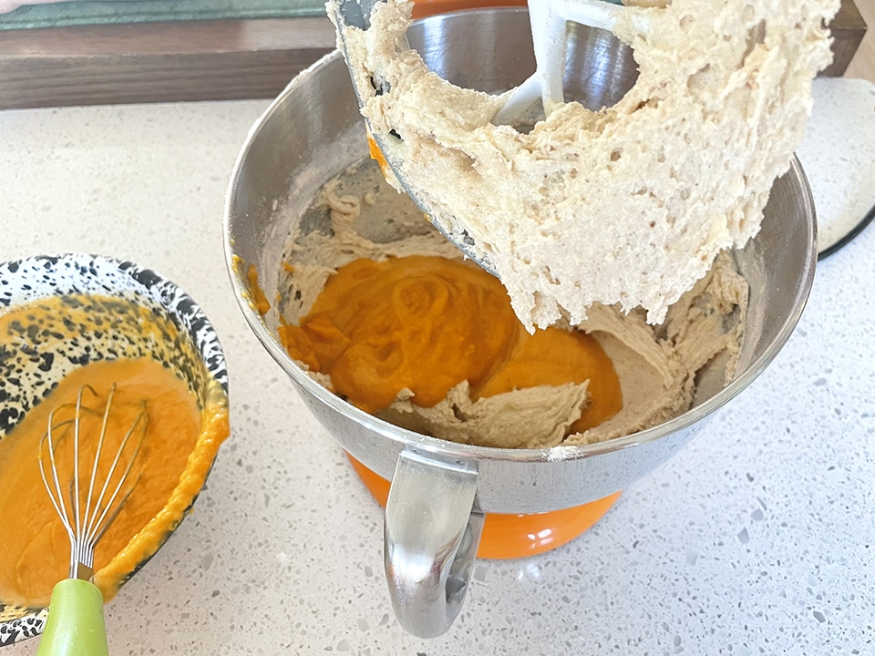 Pumpkin cake combining wet and dry ingredients